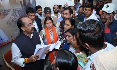 उप मुख्यमंत्री अरुण साव ने जनदर्शन में लोगों से की मुलाकात, बधाई देने वालों का लगा रहा तांता,कर्मचारी संघ के प्रतिनिधिमंडल ने भी की मुलाकात,वर्ष 2024 कैलेंडर का किया विमोचन,विभिन्न कार्यक्रमों में हुए शामिल