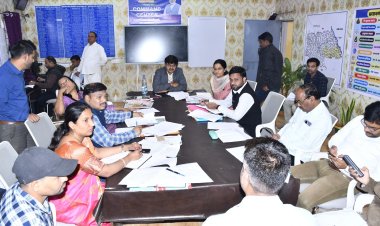 *कलेक्टर ने पीएम जनमन योजना के क्रियान्वयन को लेकर अधिकारियों को लगाई फटकार, गंभीरता से कार्य करने के दिए निर्देश*  *जिला कार्यक्रम अधिकारी और लीड बैंक मैनेजर को कारण बताओ नोटिस जारी