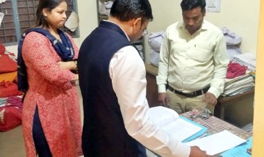 *अपर कलेक्टर ने किया तहसील कार्यालय सरगांव का निरीक्षण*  *आय, जाति, निवास के लंबित आवेदनों को तत्काल निराकृत करने के दिए निर्देश