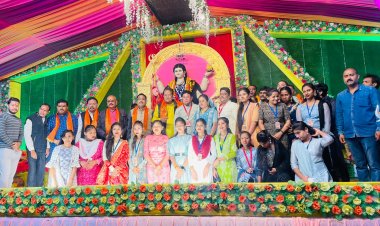 पूर्वजों के व्यवसाय को आने वाले पीढ़ी के लिए संजोय के  रखना जरूरी*  *माता का दर्शन कर प्रदेश की सुख शांति और समृद्धि की कामना*   *माता परमेश्वरी महोत्सव के तीसरे दिन दर्शन के लिए पहुंचे - देवांगन*