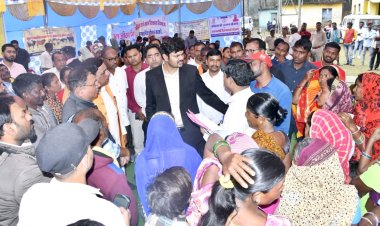 *सुदूर वनांचल ग्राम छपरवा, अचानकमार पहुंचे कलेक्टर, पीएम जनमन शिविर का किया अवलोकन*  *स्टाॅल में स्वयं का कराया बीपी जांच, आयुष्मान कार्ड का किया वितरण*  *कई विभाग के अधिकारियों की अनुपस्थिति पर जताई नाराजगी