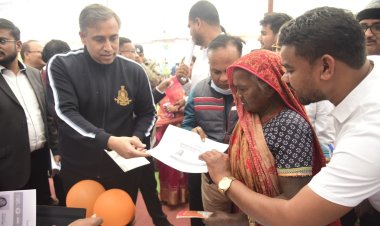 केंद्रीय संयुक्त सचिव ने ली विकसित भारत संकल्प यात्रा संकल्प शिविर का निरीक्षण, जिला स्तरीय अधिकारियों की बैठक लेकर प्रगति के लिए जानकारी