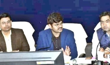 *कलेक्टर ने की विकसित भारत संकल्प यात्रा और पीएम जनमन योजना के क्रियान्वयन की प्रगति की समीक्षा*   *अपने निर्धारित शिविर स्थल में उपस्थित रहने अधिकारी-कर्मचारियों को किया निर्देशित