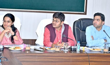 *प्रधानमंत्री आवास योजना शासन की प्राथमिकता का कार्य, लापरवाही बरतने वालो पर होगी कार्यवाही*  *कलेक्टर ने जिला समन्वयक और तकनीकी सहायकों की ली बैठक, कार्य में धीमी प्रगति पर लगाई फटकार