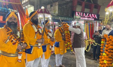 प्रकाश पर्व के अवसर पर बीजेपी जिलाध्यक्ष कुमावत के नेतृत्व में नगर कीर्तन पंज प्यारों एवं गुरू ग्रंथ साहिब का किया गया स्वागत