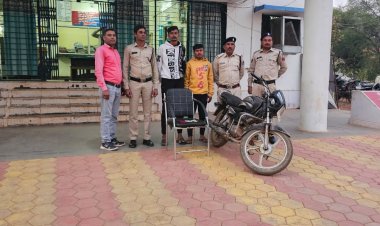 कोटा थाना क्षेत्र में युवकों से मारपीट कर मोबाईल और रकम लूट के फरार दो आरोपियों को पुलिस ने किया गिरफ्तार