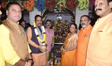 तिलक नगर स्थित श्रीराम मंदिर पहुंचकर विधायक अमर अग्रवाल ने सपत्नीक दर्शन कर पूजा अर्चना की, प्रदेश की खुशहाली की कामना की