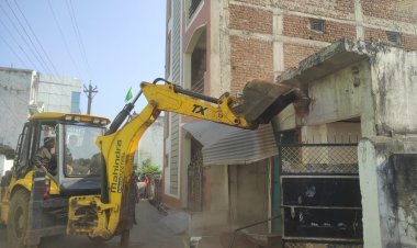 गौ सेवक साधराम यादव निवासी ग्राम -लालपुर कवर्धा का गला रेत कर निर्मम हत्या करने वाले मुख्य आरोपी अयाज खान के घर पर चला प्रशासन का बुलडोजर