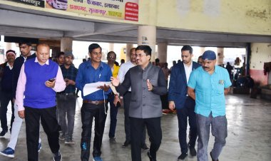 कलेक्टर ने किया हाईटेक बस स्टैंड का निरीक्षण, सुविधाओ का होगा विकास कार्ययोजना बनाने दिए निर्देश, यात्रियों के ठहरने बनेगा रैन बसेरा