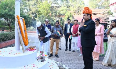 कमिश्नर कार्यालय में संभागायुक्त डॉ संजय अलंग ने किया ध्वजारोहण