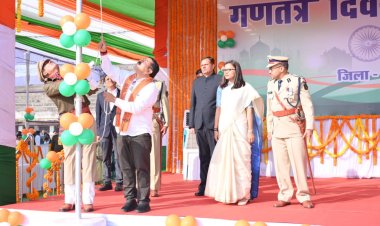 डिप्टी सीएम विजय शर्मा ने दुर्ग जिला मुख्यालय में किया झंडारोहण परेड की  सलामी ली,परेड का किया निरीक्षण