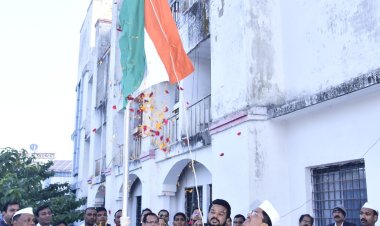 कलेक्टर अवनीश शरण ने कलेक्टोरेट एवं कंपोजिट बिल्डिंग में किया ध्वजारोहण -देखिए तस्वीरें