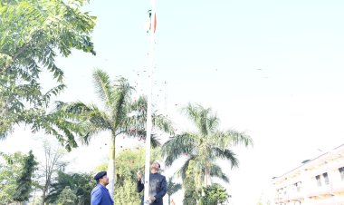 *कलेक्टर ने फहराया राष्ट्रीय ध्वज, गणतंत्र दिवस की दी बधाई एवं शुभकामनाएं