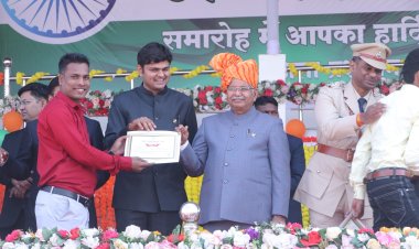 *गणतंत्र दिवस के अवसर पर बिल्हा विधायक कौशिक ने जनसंपर्क विभाग में कार्यरत अधिकारी-कर्मचारियों को किया सम्मानित