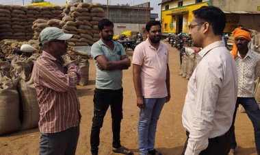 कलेक्टर के निर्देश पर राजस्व अधिकारियों ने किया धान खरीदी केन्द्रों का निरीक्षण