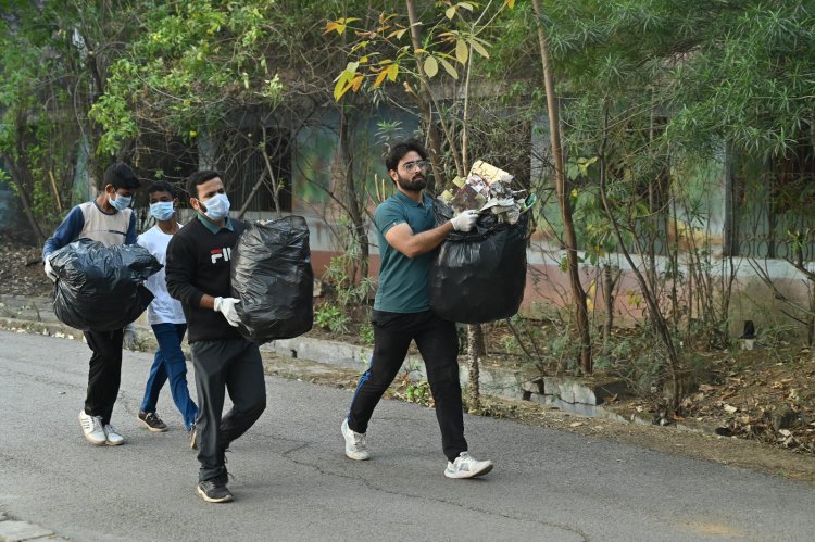 बंच ऑफ़ फूल्स ,नगर निगम , रायपुर स्मार्ट सिटी ने मिलकर नरैया तालाब में किया सफ़ाई के लिए श्रमदान, निगम कमिश्नर श्री अविनाश मिश्रा के साथ  शामिल हुए रायपुरियंस