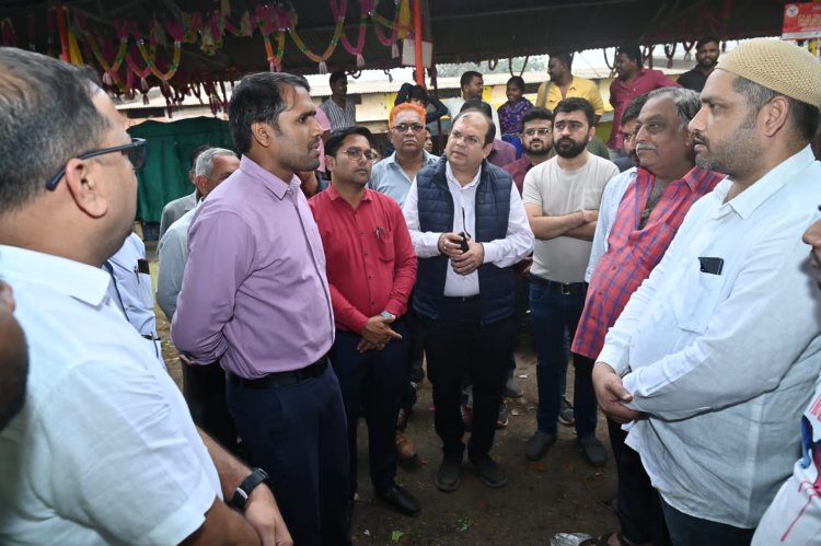 निगम आयुक्त अबिनाश मिश्रा ने किया शास्त्री बाजार, मालवीय रोड, जवाहर बाजार का निरीक्षण