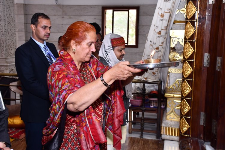 रायपुर प्रवास पर महामहिम उपराष्ट्रपति की धर्मपत्नी डॉ. (श्रीमती) सुदेश धनखड़ ने किया राम दरबार का दर्शन