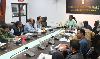 कलेक्टर अवनीश शरण ने की पीएचई एवं जल संसाधन विभाग के कामकाज की समीक्षा, काम लटकाने वाले ठेकेदार को किया तलब