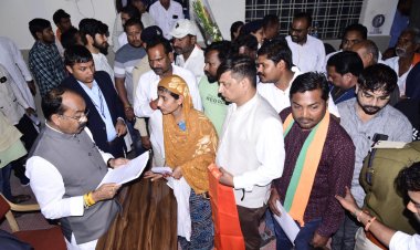 उप मुख्यमंत्री अरूण साव ने जनदर्शन में सुनी आम जनता की समस्याएं, विकसित भारत प्रचार वाहन को दिखाई हरी झंडी