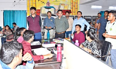 *कलेक्टर ने जिला ग्रंथालय का किया औचक निरीक्षण*  *नवीन भवन निर्माण तथा अन्य आवश्यक व्यवस्थाओं को पूर्ण करने दिए निर्देश