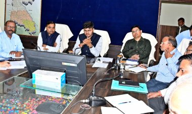 *कलेक्टर ने ली समय-सीमा की बैठक,विभागीय योजनाओं एवं गतिविधियों में प्रगति लाने दिए निर्देश*,*कहा महतारी वंदन योजना का मिले शत-प्रतिशत लाभ