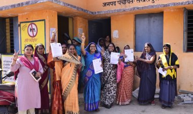 महतारी वंदन योजना: योजना का लाभ लेने उमड़ रही महिलाओं की भीड़