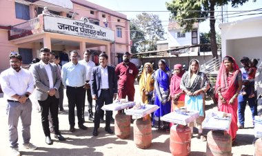 कलेक्टर अवनीश शरण ने महिलाओ को बांटे उज्जवला गैस कनेक्शन