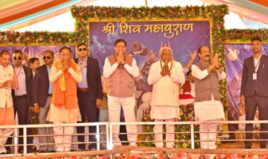 *श्री सिद्धेश्वर शिव महापुराण कथा में शामिल हुए मुख्यमंत्री विष्णु देव साय*  *कथा प्रवक्ता ब्रजनंदन जी महराज से लिया आशीर्वाद*  *ग्राम छिरहा से झलियापुर तक सड़क मार्ग की घोषणा की*