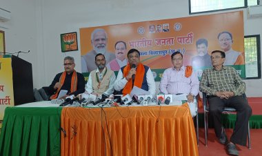 पूर्व नेता प्रतिपक्ष नारायण चंदेल ने की प्रेस वार्ता,कहा राहुल गांधी की भाषा पिछड़ा, वंचित और गरीब विरोधी