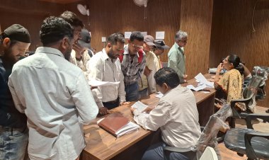 कलेक्टर डॉ गौरव सिंह के मार्गदर्शन में हुआ जनचौपाल का आयोजन, नागरिकों ने आवेदन के  साथ अधिकारियों को बताई अपनी समस्याएं