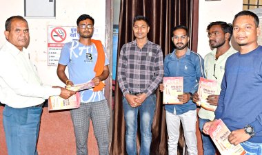 *प्रतियोगी छात्रों को किया गया जनमन पत्रिका का वितरण*  *छात्रों ने बताया जनमन से मिलती है शासन के योजनाओं एवं उपलब्धियों की जानकारी*  *जनमन प्रतियोगी परीक्षा की तैयारी के लिए उपयोगी*