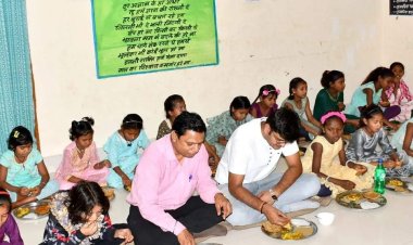 *मुख्यमंत्री के जन्मदिन पर छात्रावास में न्योता भोज कार्यक्रम का हुआ आयोजन*  *कलेक्टर ने छात्रावास में बच्चों के साथ किया भोजन, बच्चों को दिए उपहार*  *जन्मदिन पर मुख्यमंत्री को दी बधाई और शुभकामनाएं