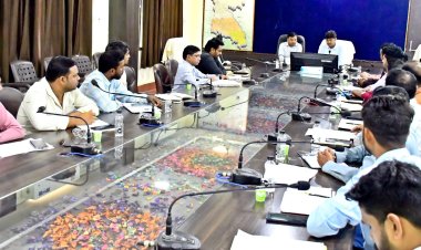 *कलेक्टर ने विद्युत विभाग के अधिकारियों की ली बैठक*  *बेहतर विद्युत व्यवस्था, निर्बाध विद्युत आपूर्ति एवं उपभोक्ताओं की शिकायतें दूर करने दिए निर्देश