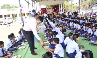 जब बच्चो को पंगत में बैठाया गया,सभी बच्चो के लिए थालिया लगाई गई फिर कलेक्टर ने बच्चों को अपने हाथों से परोसा खाना,ये नज़ारा था सरकारी स्कूल में आयोजित न्योता भोज का जहां कलेक्टर अवनीश शरण शामिल हुए