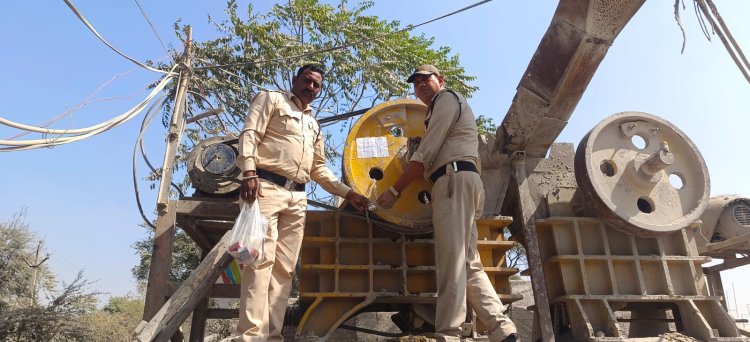 अवैध क्रशर व खदानों में लागातार दूसरे दिन खनिज विभाग की ताबड़तोड़ कार्रवाई,8 क्रशर शील,4 कोल डिपो को थमाया नोटिस,सेंट्रल फ्लाइंग स्क्वाड वह जिला स्तरीय टीम द्वारा 34 वाहनों पर भी कार्रवाई