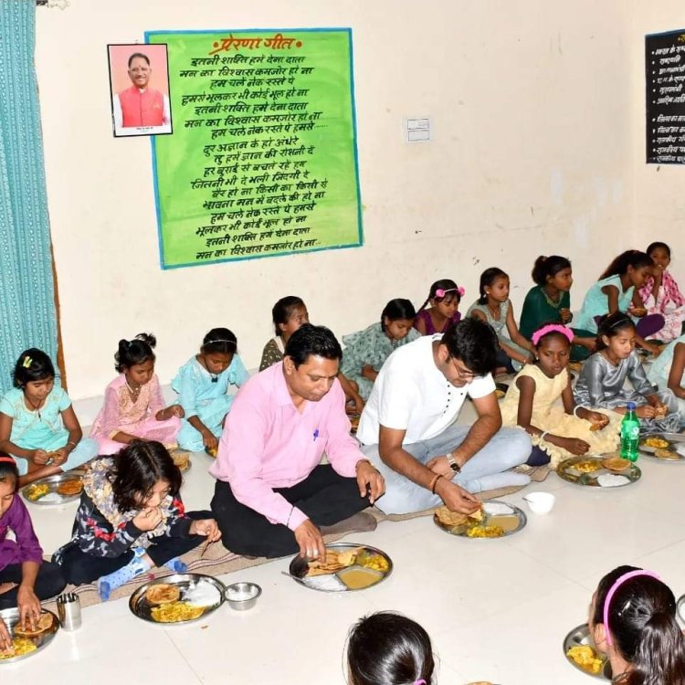 *मुख्यमंत्री के जन्मदिन पर छात्रावास में न्योता भोज कार्यक्रम का हुआ आयोजन*  *कलेक्टर ने छात्रावास में बच्चों के साथ किया भोजन, बच्चों को दिए उपहार*  *जन्मदिन पर मुख्यमंत्री को दी बधाई और शुभकामनाएं