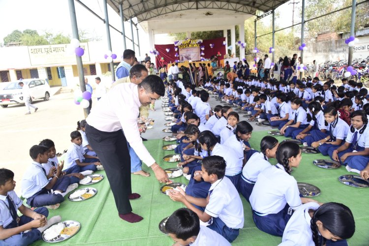 जब बच्चो को पंगत में बैठाया गया,सभी बच्चो के लिए थालिया लगाई गई फिर कलेक्टर ने बच्चों को अपने हाथों से परोसा खाना,ये नज़ारा था सरकारी स्कूल में आयोजित न्योता भोज का जहां कलेक्टर अवनीश शरण शामिल हुए