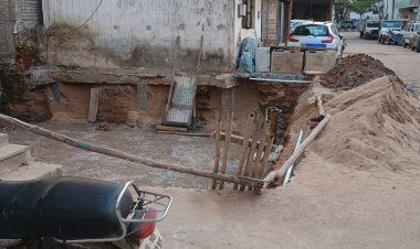 एक तरफ शहर की पार्किंग व्यवस्था सुधारने कलेक्टर,कमिश्नर उतरे हैं सड़को पर, दुसरी तरफ पार्किंग की जमीन पर बिल्डर करा रहा अवैध निर्माण