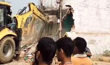 मंगला में अवैध निर्माण तोड़ने के दौरान बवाल, निगम टिम और अतिक्रमणकारियों के बिच झूमा झटकी, निगम ने कई अवैध निर्माण ढाहाया