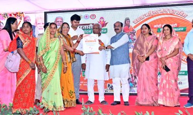 *महतारी वंदन योजना: जिले के 02 लाख से अधिक हितग्राहियों के खाते में राशि अंतरित* *मंडी परिसर में जिला स्तरीय कार्यक्रम का हुआ आयोजन, उप मुख्यमंत्री अरुण साव हुए शामिल