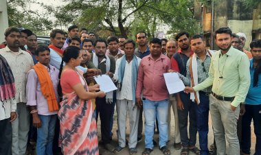 ज्ञापन सौंपा:बिजली समस्या को लेकर  क्षेत्र के ग्रामीणों ने चक्काजाम करने की दी चेतावनी