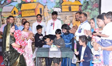 *न्योता भोज: कलेक्टर ने स्कूली बच्चों के साथ किया भोजन*  *स्कूल में शिक्षा सहित कराए जा रहे अन्य गतिविधियों की सराहना की*