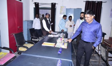 कलेक्टर ने किया डीईओ कार्यालय का निरीक्षण, सहायक संचालक सहित 21 अधिकारी-कर्मचारियों को नोटिस, निर्धारित समय पर नहीं पहुंचे थे कार्यालय