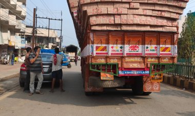 शहर के व्यस्ततम एरिया व्यापार विहार में माचिस से भरी लोड ट्रक बिना सेफ्टी के गुजर रही, हो सकती है बड़ी घटना, पुलीस प्रशासन फायर सेफ्टी विभाग के अधिकारी बेखबर