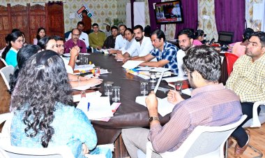 *लोकसभा निर्वाचन 2024*  *लोकसभा निर्वाचन के मद्देनजर कलेक्टर ने ली बैठक*   *सभी आवश्यक तैयारियां सुनिश्चित करने दिए निर्देश