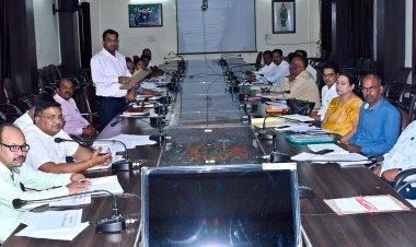 *कार्य में लापरवाही बरतने पर डीएमसी को शोकाज नोटिस जारी*  *विभागीय कार्य में रूचि नहीं लेने वाले अधिकारियों को लगाई जमकर फटकार