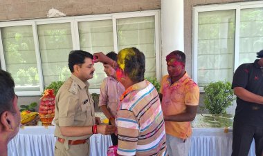 पुलिस अधिकारी-कर्मचारियों ने खेली परिवार संग होली, पुलीस अधिक्षक रजनेश सिंह ने दी शुभकामनाएं