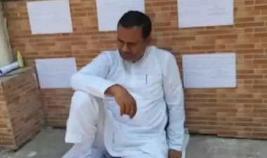 पार्टी कार्यालय में पोस्टर लगा के देवेंद्र यादव के विरोध में कांग्रेस नेता ने शुरू किया आमरण अनशन