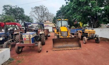 अवैध मुरुम खनन करते जेसीबी व ट्रेक्टर को पुलिस ने पकड़ा